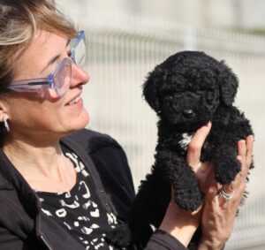 Meritxell junto a un adorable cachorro de Perro de Agua Español